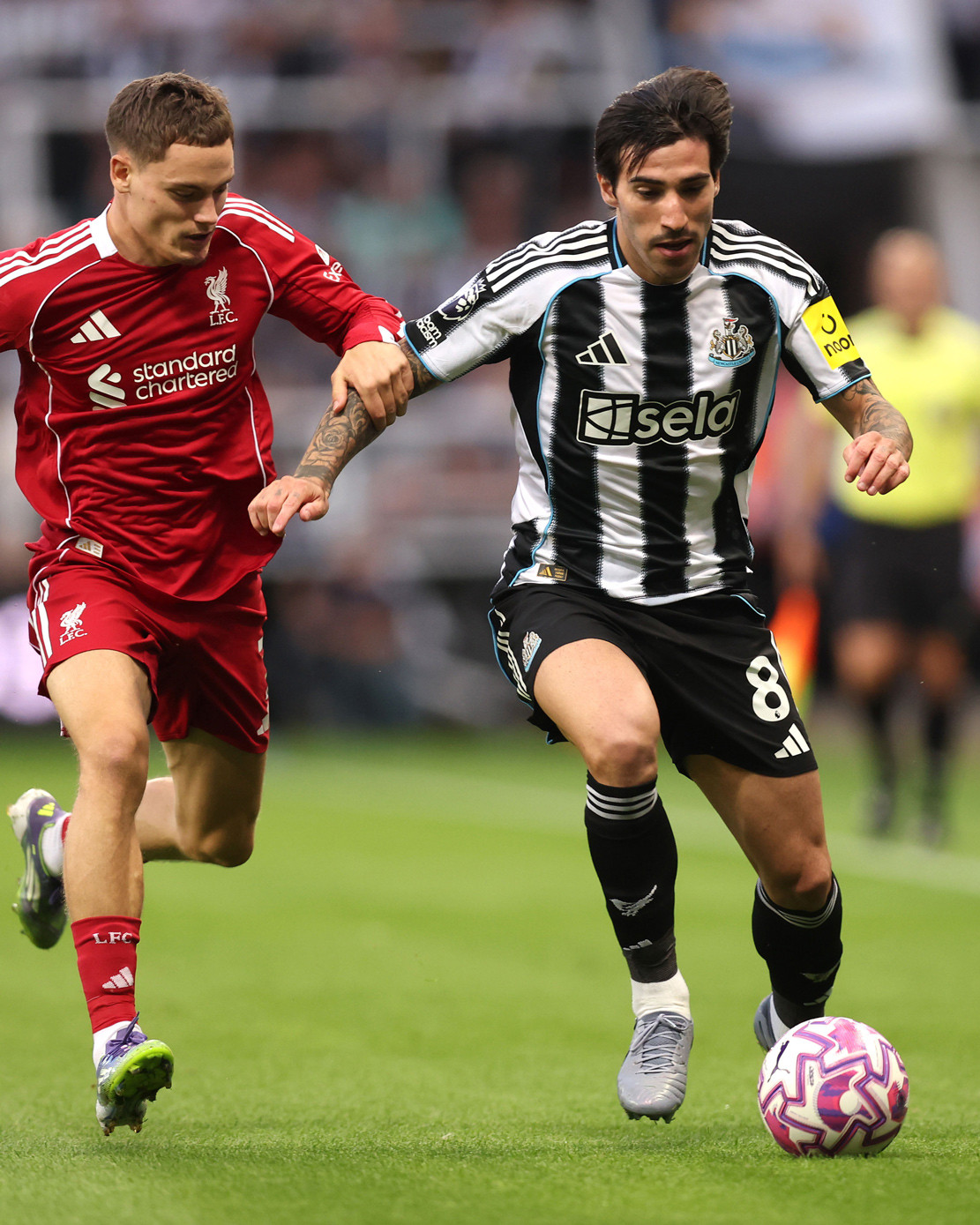 Liverpool thắng nghẹt thở Newcastle nhờ cầu thủ 16 tuổi