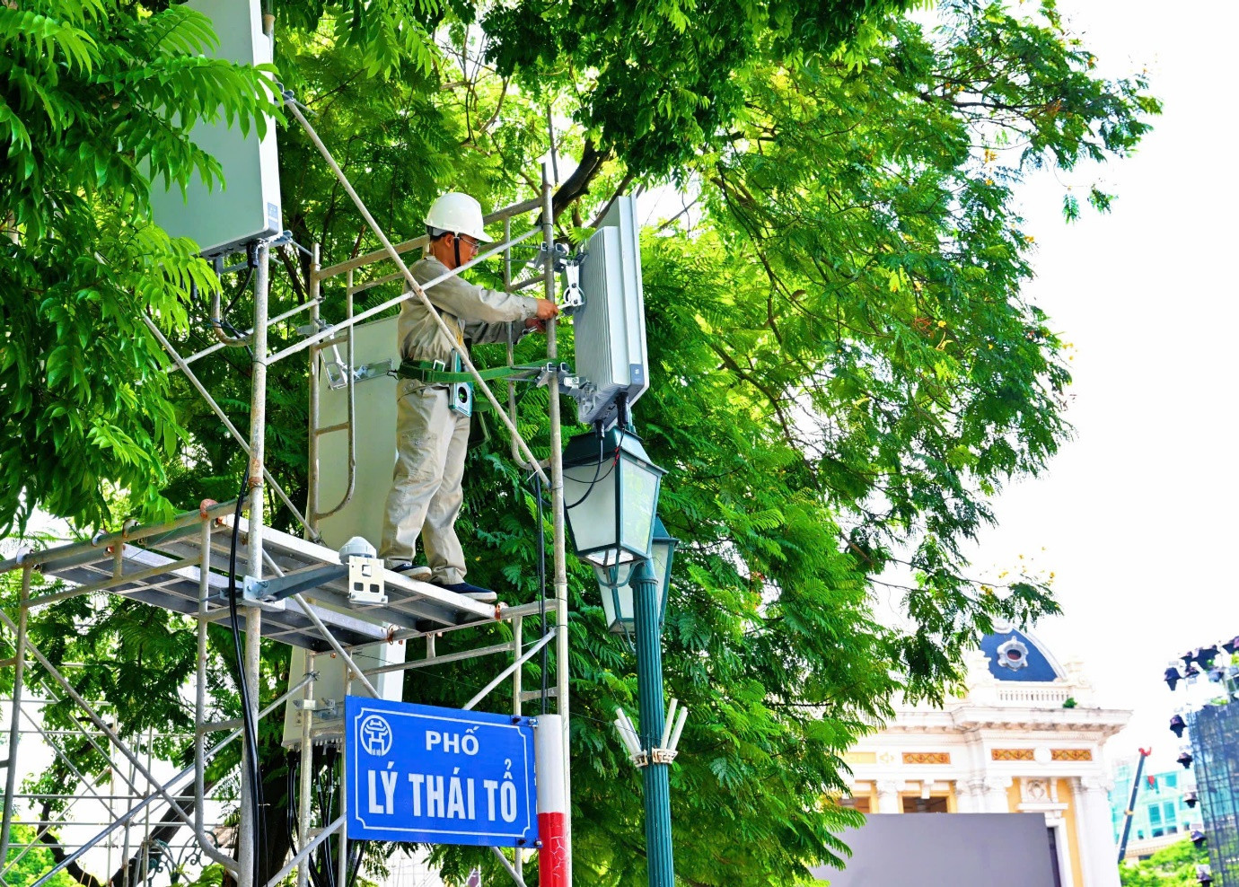 Nhân viên Viettel hối hả lắp trạm 5G phủ sóng toàn bộ sự kiện A80
