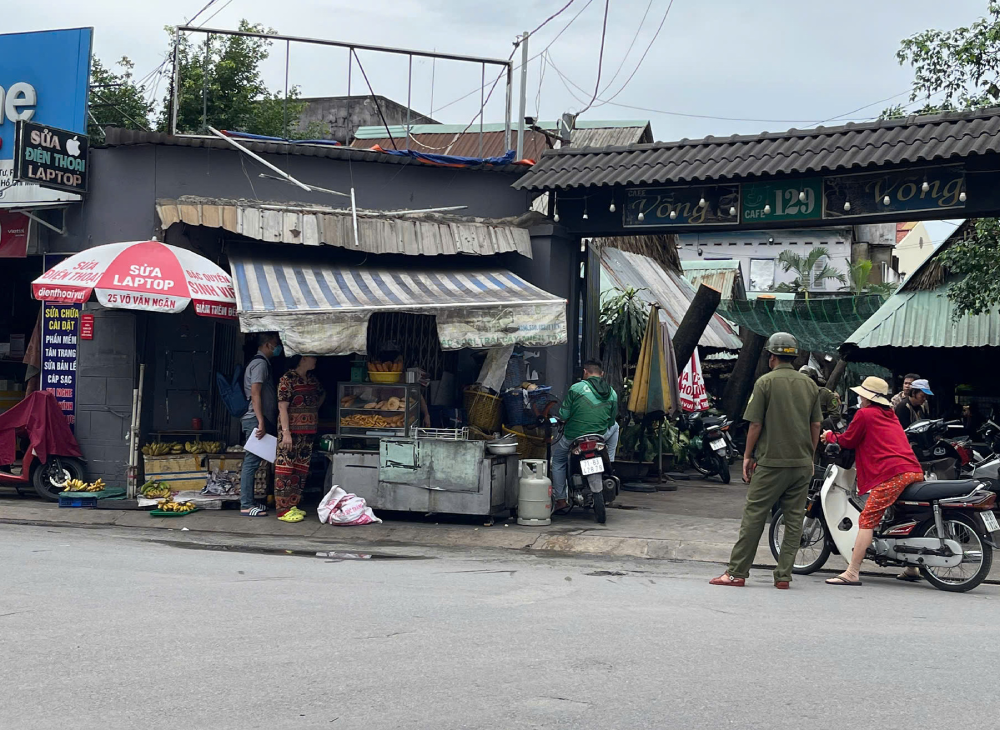 Người đàn ông bất ngờ khóa cửa, ném chai xăng vào phòng trọ đốt 2 người bên trong