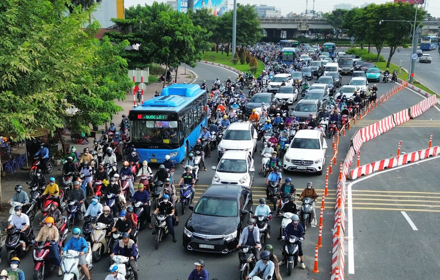 'Cơn ác mộng' buổi sáng của người dân ngay tại cửa ngõ vào trung tâm TPHCM