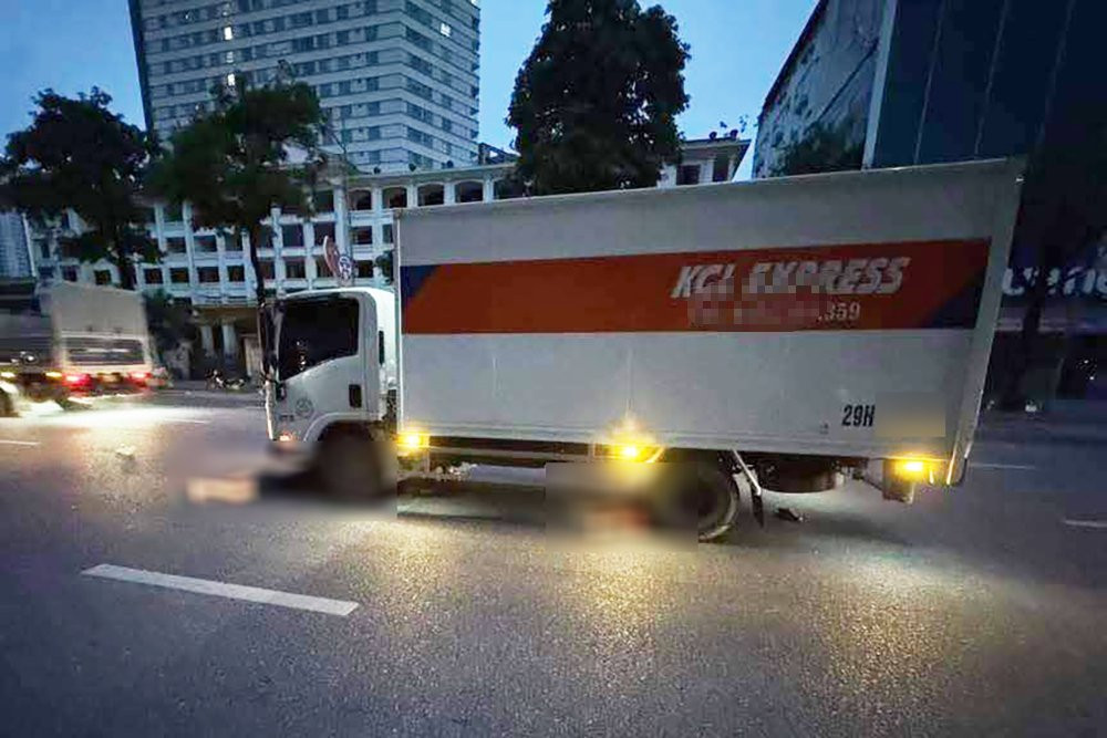 Ô tô va chạm xe máy ở Hà Nội làm 1 người tử vong, dùng kích để đưa nạn nhân ra ngoài