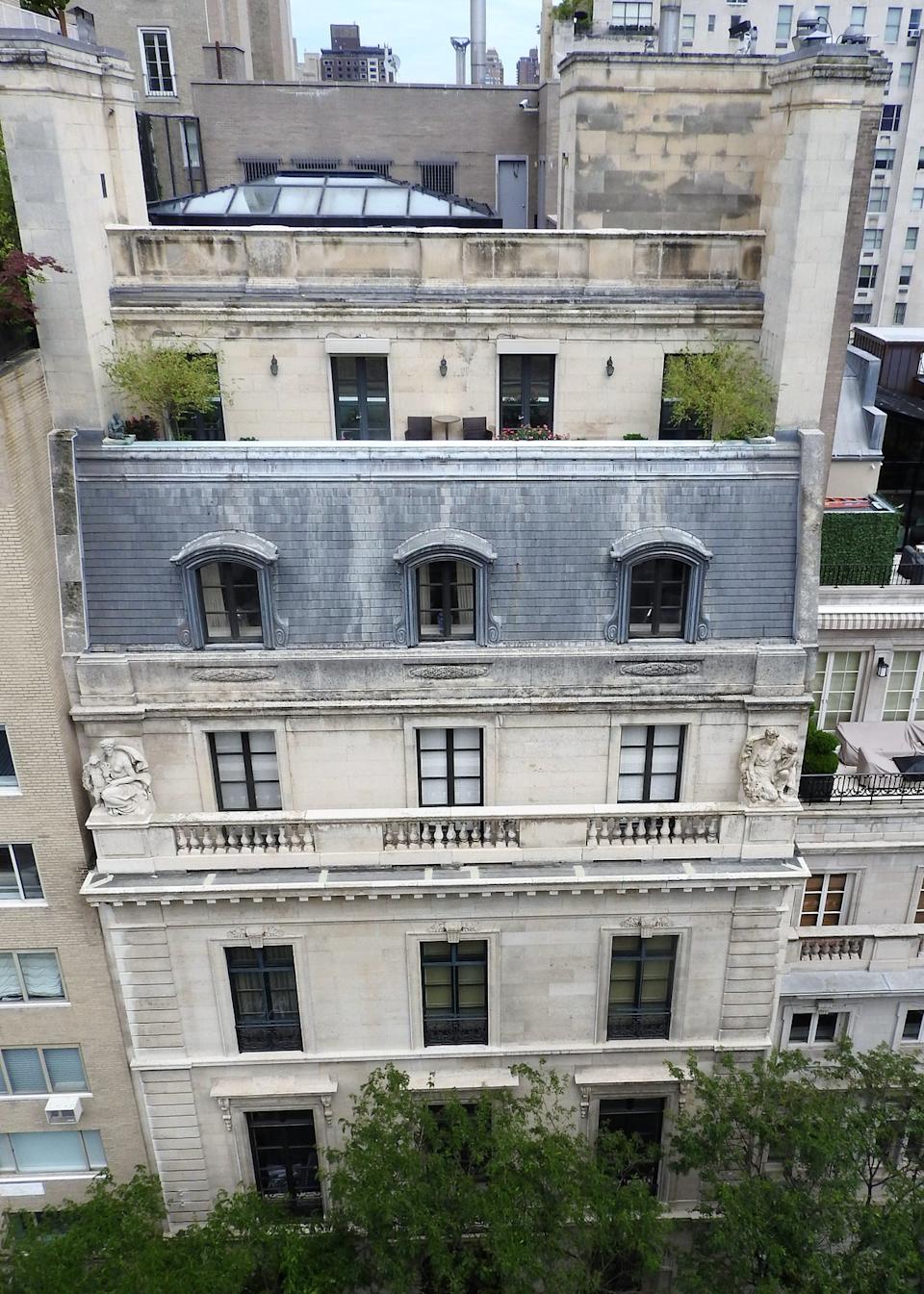 Imágenes de la mansión de Jeffrey Epstein revelan desnudos, un tigre disecado y una sala de masajes