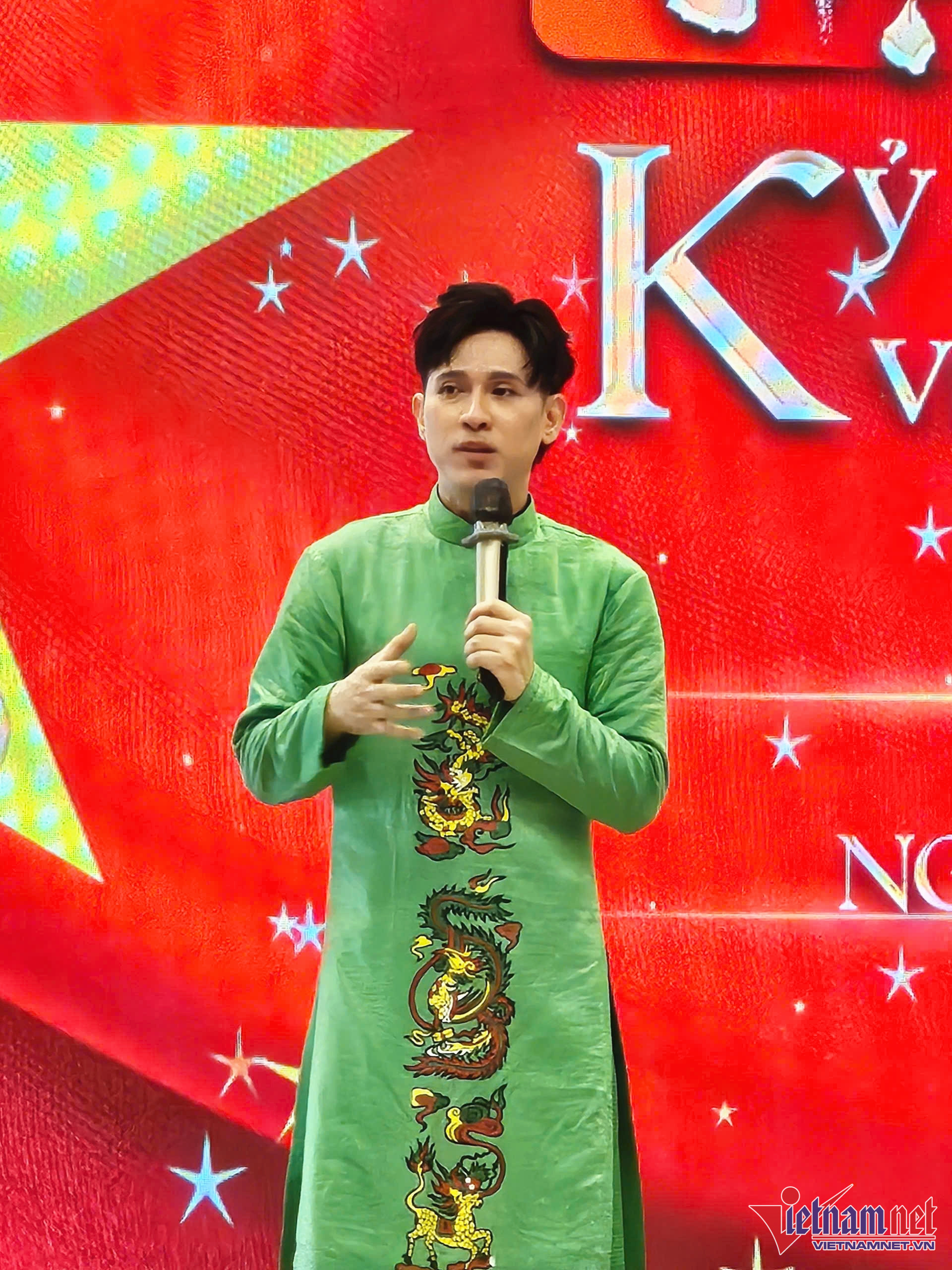Ca sĩ Nguyên Vũ bật khóc giữa họp báo, nói: 'Tôi cần tình bạn'
