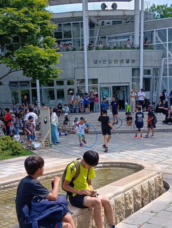 津波警報発令を受け、高台に避難する市民たち＝北海道苫小牧市の緑ヶ丘公園展望台で2025年7月30日、平山公崇撮影