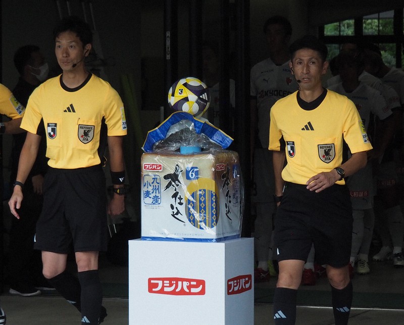アビスパ福岡の試合で使われることになった試合球設置台は、食パンをリアルに再現した=ベスト電器スタジアムで2025年7月21日、丹下友紀子撮影