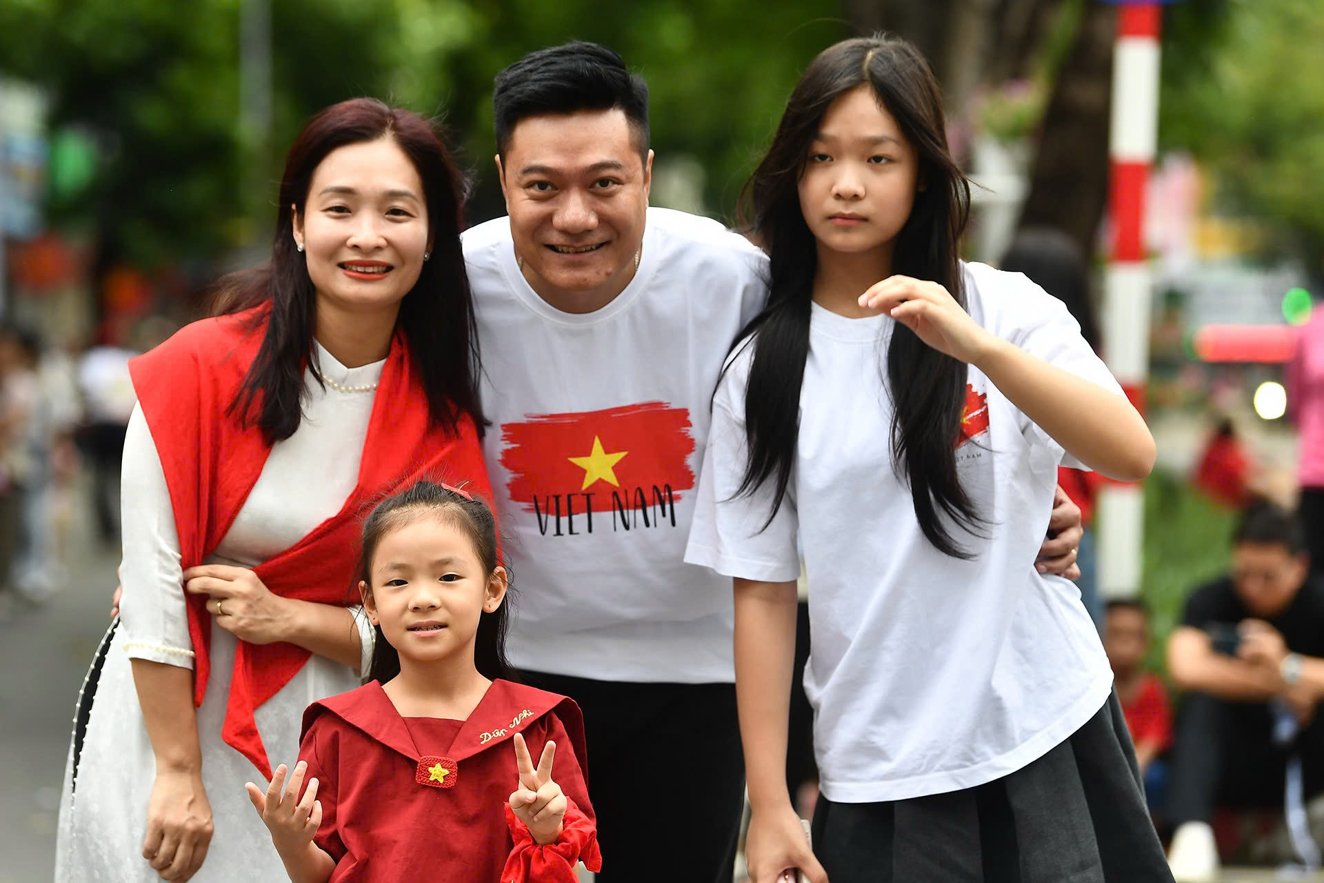 Nghìn người đội mưa chờ xem diễu binh, hát vang 'Như có Bác trong ngày đại thắng'