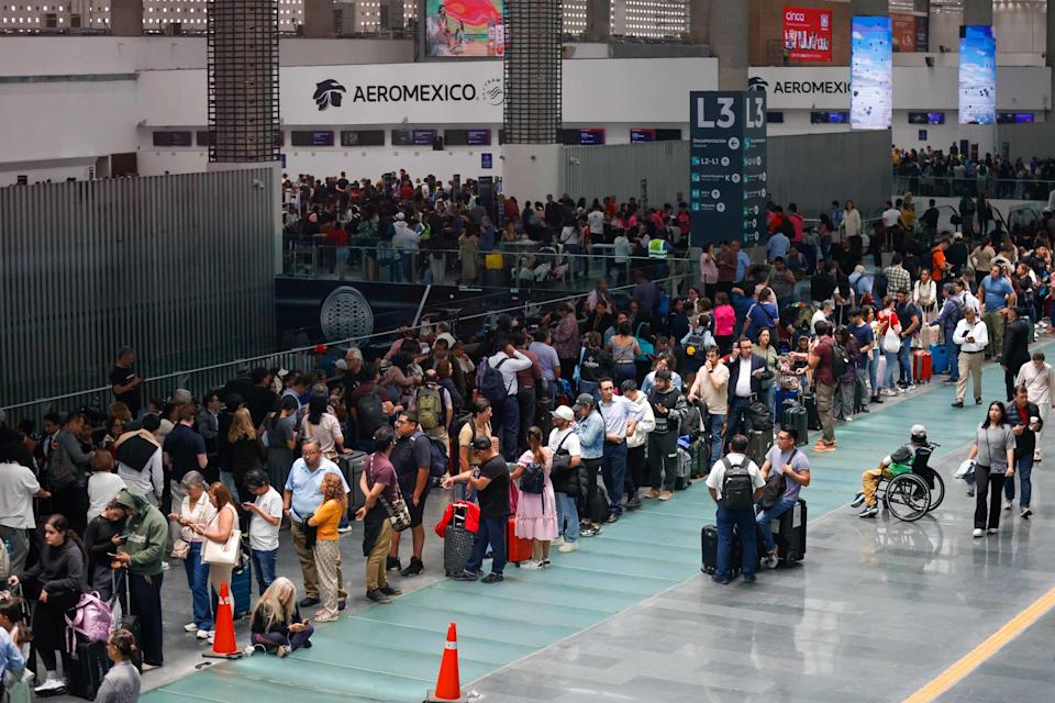 CIUDAD DE MÉXICO, 11 de agosto del 2025. Cientos de personas continúan formadas en la terminal 2 del AICM en espera del estatus de sus vuelos luego de las suspensiones de varios de estos debido a las intensas lluvias de anoche. Algunos llevan hasta 19 horas formados para que les resuelvan su caso. Foto: Agencia EL UNIVERSAL/Diego Simón Sáanchez/ARMM