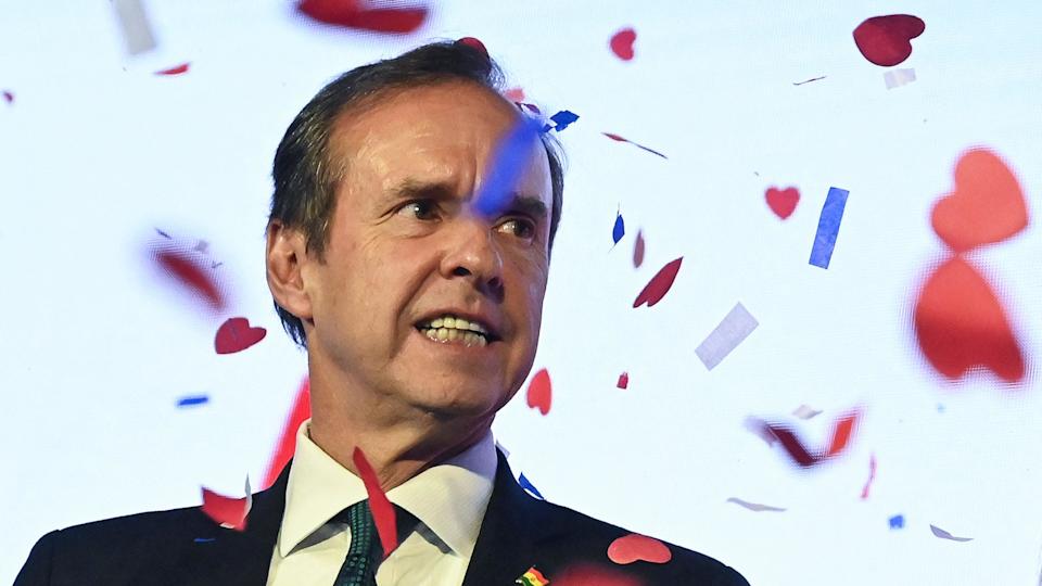 Jorge Tuto Quiroga, orgulloso, con papelitos de colores en la celebración de su pase a la segunda vuelta electoral en Bolivia, 17 de agosto de 2025.