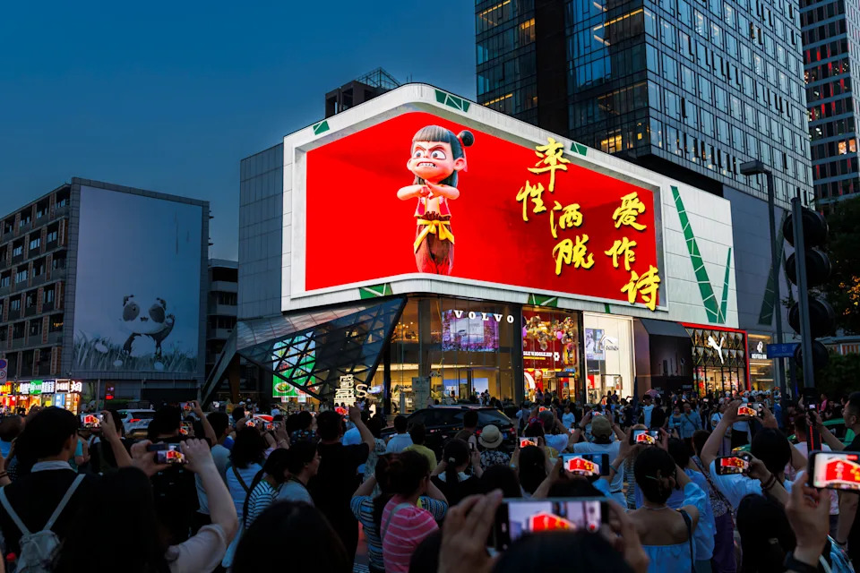 Un video en 3D visible a simple vista, protagonizado por el personaje Ne Zha de la exitosa película animada china Ne Zha 2, se muestra en una gran pantalla al aire libre en Taikoo Li Chengdu el 19 de mayo de 2025, en Chengdu, provincia de Sichuan, China. (Photo by VCG/VCG via Getty Images)
