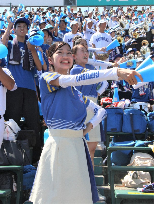 軽快な踊りで声援を送るチアリーダーら＝阪神甲子園球場で2000年1月1日午前9時1分、道下寛子撮影