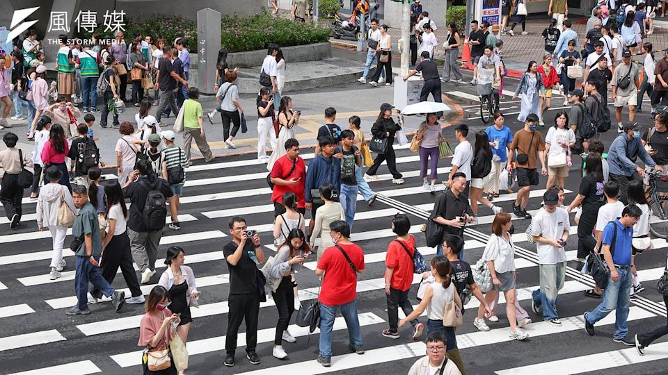 軍公教不加薪基層炸鍋！公務員嘆「乞丐3%」也不給：敢調基本工資試試看