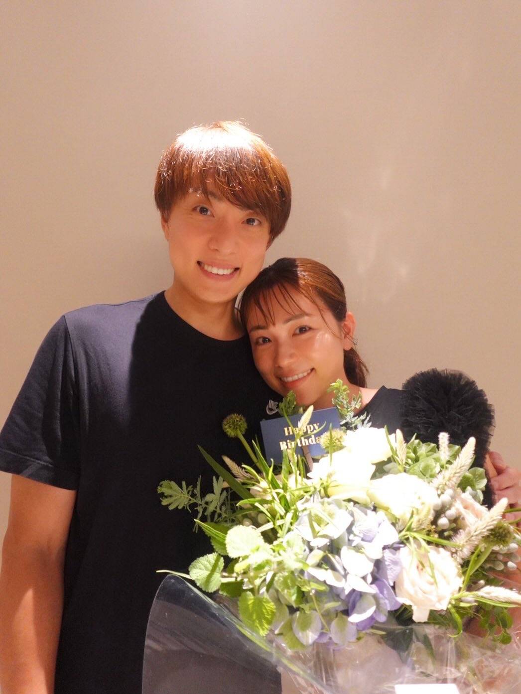 「42歳に見えない」夫は有名アスリート、人気アナ〝サプライズに涙〟誕生日ショットに羨望の声「ご夫婦で最高♡」「人生で一度はこんな風にお祝いされてみたいなぁ」