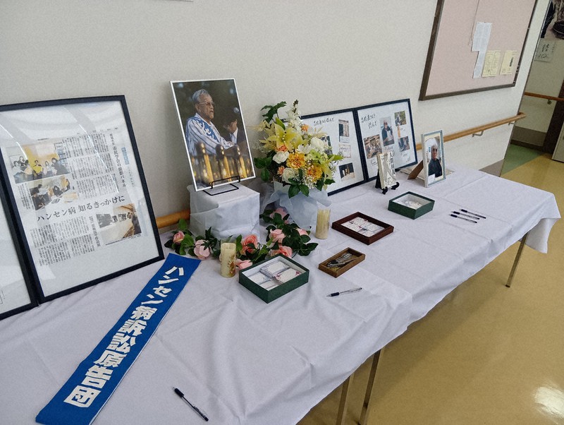 会場の一角には志村さんの追悼コーナーも設けられた＝熊本県合志市で2025年8月23日、中里顕撮影
