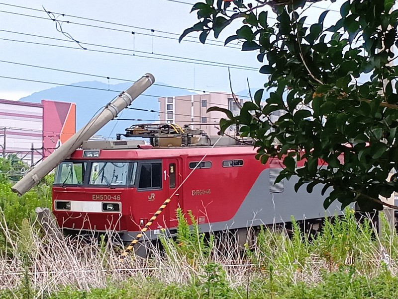 電柱を倒して止まった機関車＝北九州市門司区で2025年8月7日午後0時15分、宮本勝行撮影
