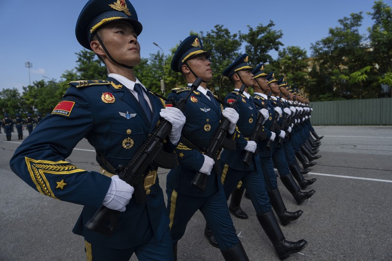 軍事パレードの訓練をする中国軍の兵士＝北京郊外で2025年8月20日、AP
