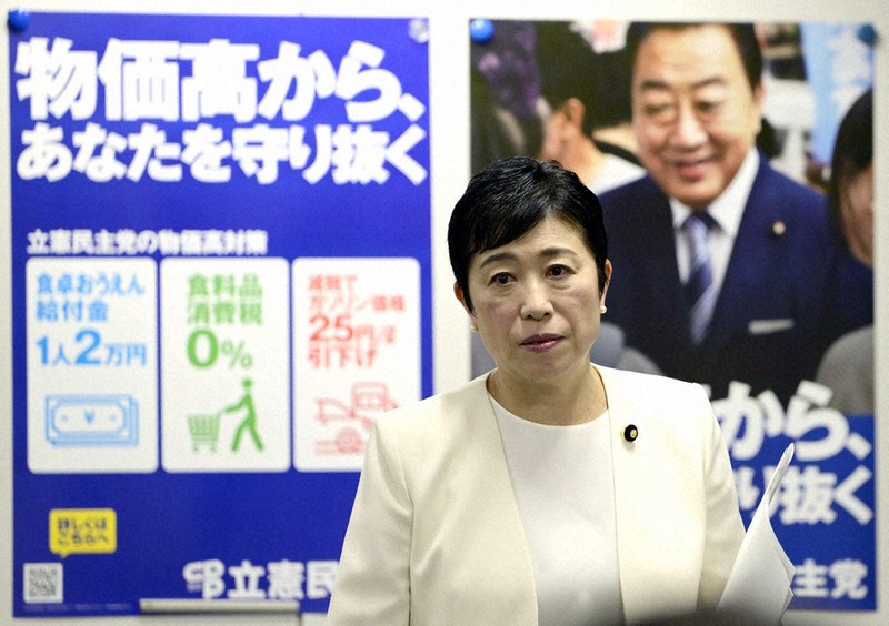 インタビューを受けるため、開票センターに入る立憲民主党の辻元清美代表代行＝東京都千代田区で2025年7月20日午後8時8分、藤井達也撮影