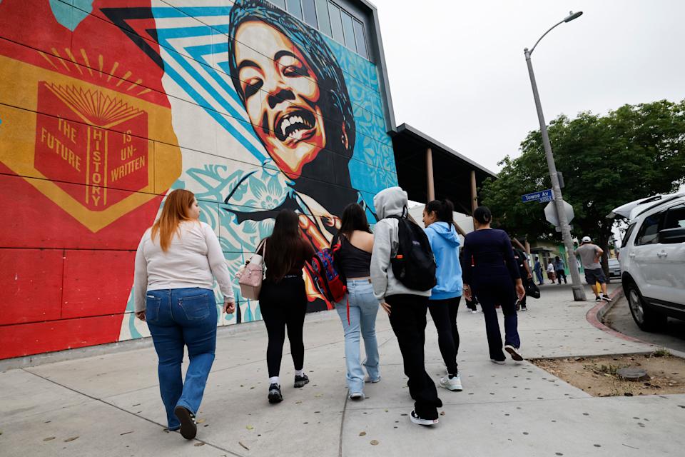 El fallo histórico Plyler v. Doe garantiza que ningún estudiante puede ser privado de educación pública por su estatus migratorio. (Carlin Stiehl / Los Angeles Times via Getty Images)
