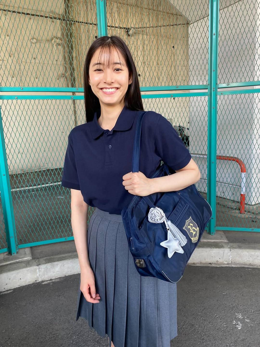 「永遠の18歳」「違和感ない」アラサー女優の女子高生姿にSNS騒然　話題ドラマのオフショットに反響