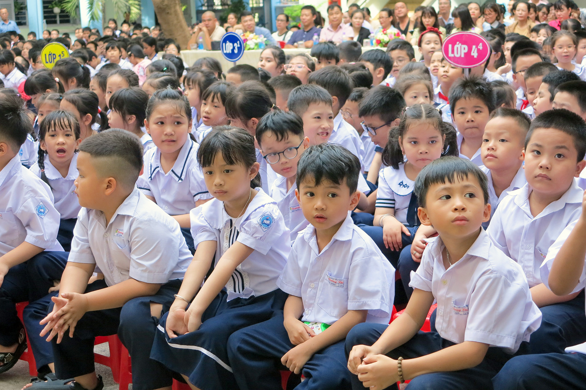 Toàn bộ học sinh ở Khánh Hòa mặc chung đồng phục áo trắng, quần xanh