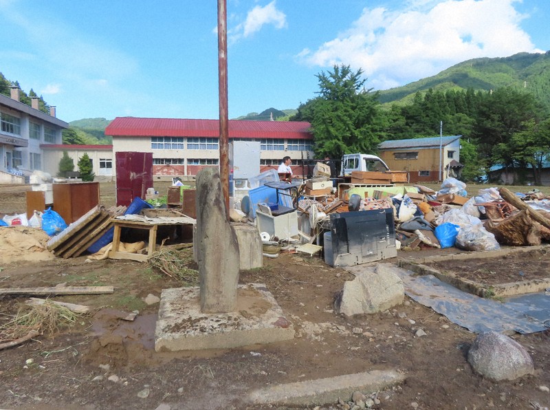 大雨で浸水した家屋から運び出された家具類=秋田県仙北市で2025年8月21日、工藤哲撮影