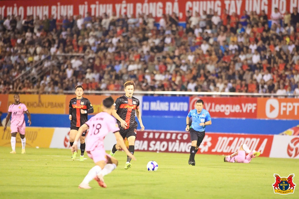 Ninh Bình lại gây bất ngờ khi đè bẹp Thanh Hóa, chiếm ngôi đầu V-League