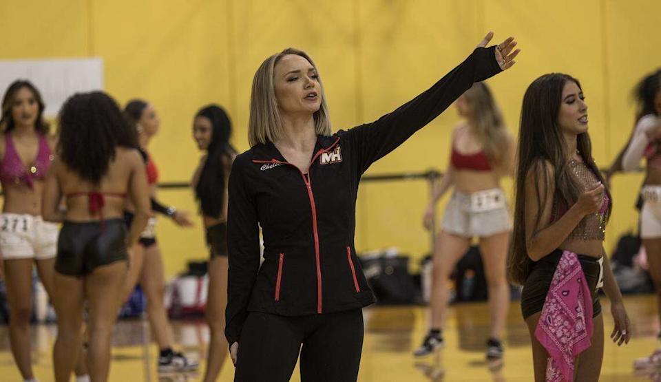 Chelsea Varsaci trabaja con las bailarinas del Miami Heat durante un taller previo a la audición en el Kaseya Center de Miami el jueves 24 de julio de 2025.