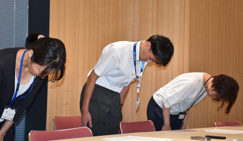 記者会見で謝罪する川崎市教育委員会の担当課長ら＝市役所で2025年8月27日午後2時、葛西大博撮影