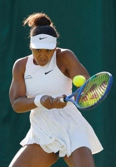 女子シングルス2回戦でプレーする大坂なおみ＝ウィンブルドン（共同）