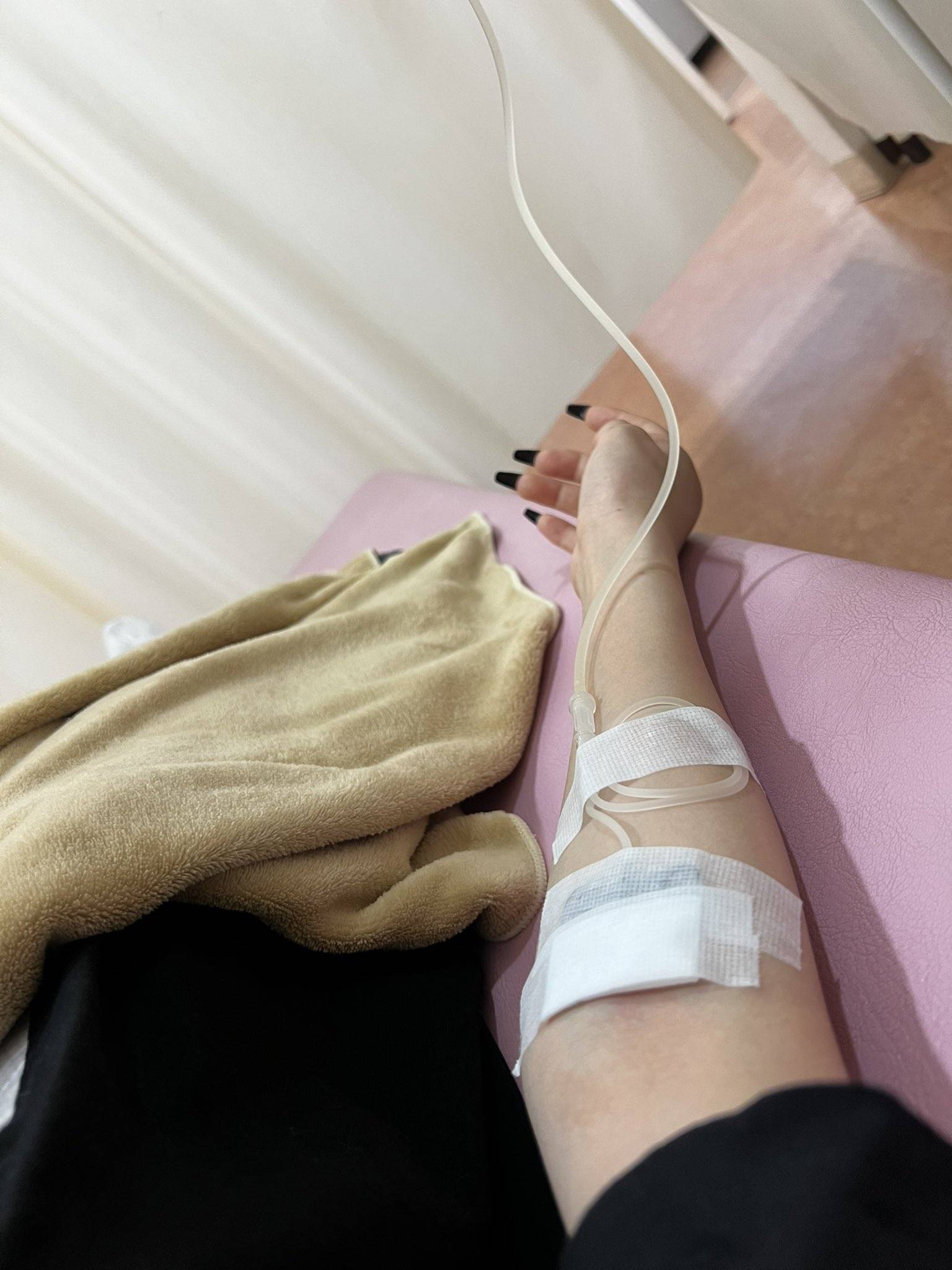 「命を落とす危険も」衝撃の腫れた手…28歳タレント「指動かない」写真に心配の声「あまりに重症すぎて」