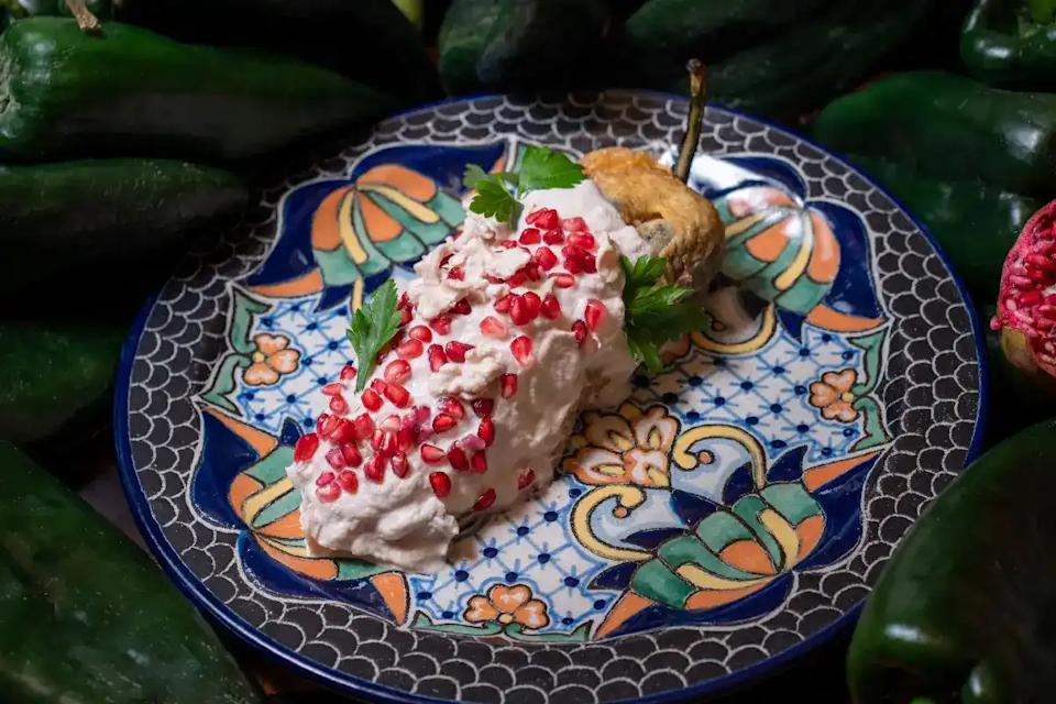 Dónde comer chiles en nogada en CDMX este 2025, precios y hasta lo que los hace especiales