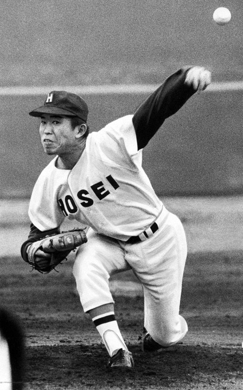 47年前の東京六大学野球春季リーグ戦で明治大との1回戦で力投する法政大の加藤重雄投手（当時）＝東京都新宿区の神宮球場で1978年5月20日