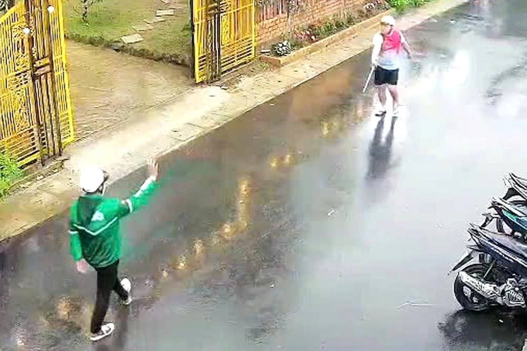 Chồng cùng 2 người lạ chặn đường đánh vợ giữa ban ngày