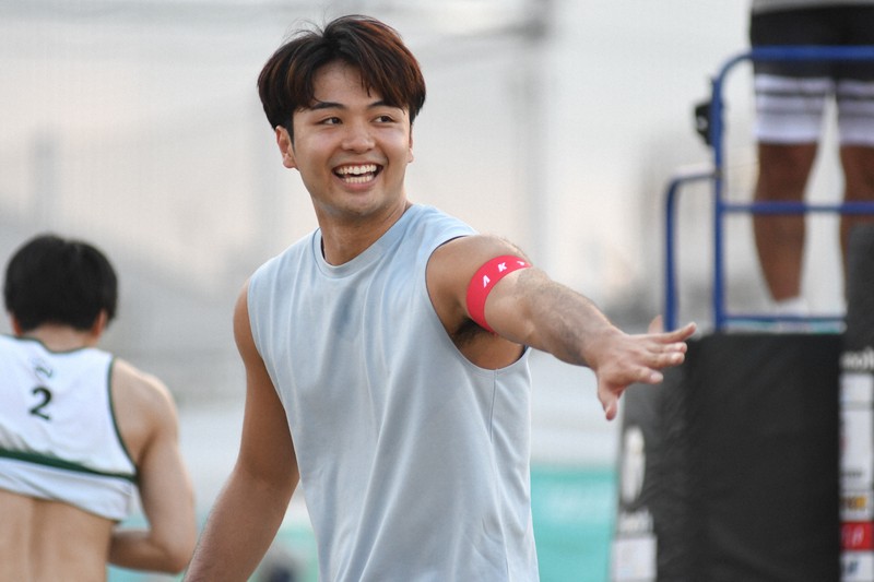 笑顔でタッチを交わす山本龍選手＝東京都立川市のタチヒビーチで2025年6月27日午後6時19分、玉井滉大撮影