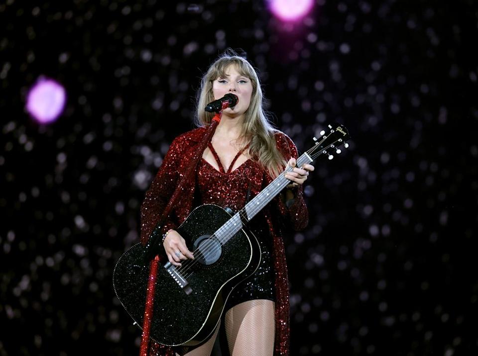 Plano medio de Taylor Swift durante un concierto en Vancouver