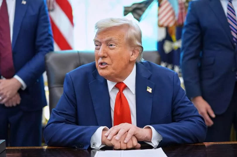Trump furioso exige a una persona que 'salga' del Despacho Oval durante una transmisión en vivo