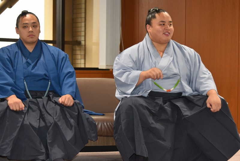 大相撲名古屋場所で初優勝して柏市役所に報告に訪れた琴勝峰関（右）と弟の琴栄峰関＝千葉県柏市で2025年8月1日午後1時11分、高橋努撮影