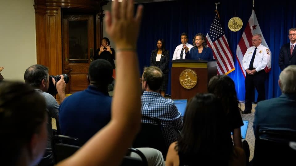 La alcaldesa del Distrito de Columbia, Muriel Bowser, habla mientras la jefa del Departamento de Policía Metropolitana, Pamela Smith (tercera a la izquierda en el escenario), y el jefe de Bomberos y Servicios Médicos de Emergencia, John Donnelly (segundo a la derecha), escuchan durante una conferencia de prensa el 11 de agosto en Washington. - Julia Demaree Nikhinson/AP