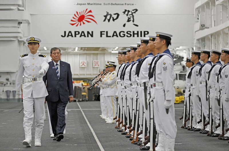 石破首相、英海軍空母を視察　安全保障分野での協力の強固さアピール