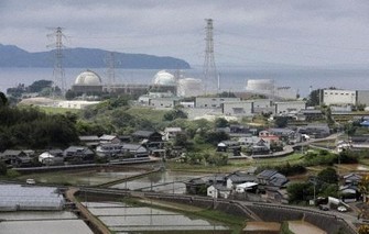 九州電力玄海原発（奥）が立地する佐賀県玄海町＝2024年4月