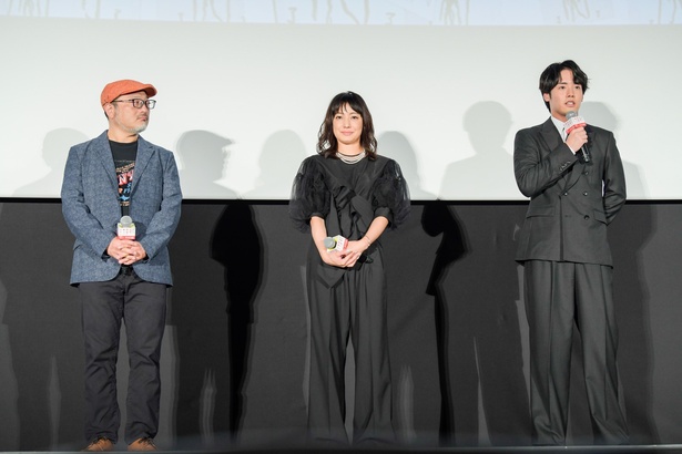 (左から)白石晃士監督、菅野美穂、赤楚衛二