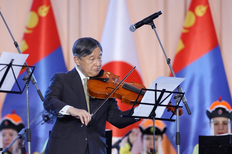 晩さん会でビオラを演奏される天皇陛下＝ウランバートルで2025年7月8日午後8時（代表撮影）