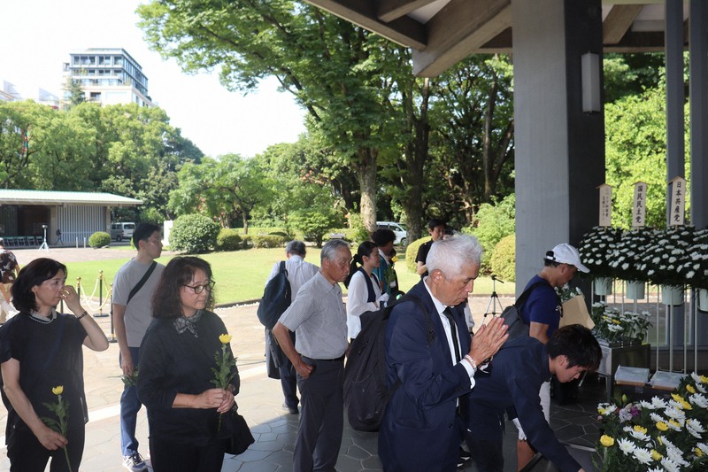 抑留犠牲者らの遺骨が安置されている納骨堂で手を合わせる人ら＝東京都千代田区の国立千鳥ケ淵戦没者墓苑で2025年8月23日、栗原俊雄撮影