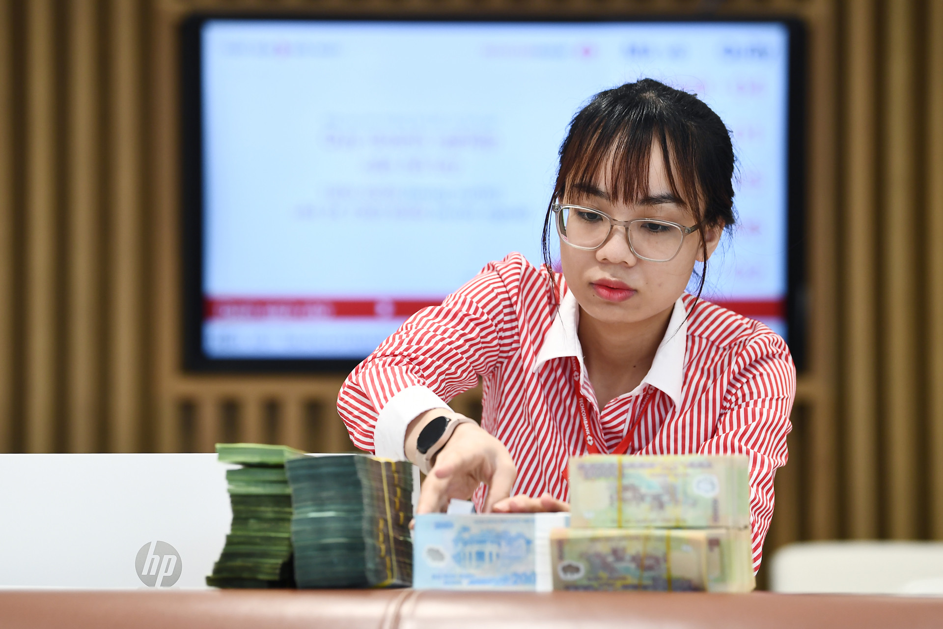 Sacombank giảm mạnh nhân sự, thu nhập bình quân vọt lên 41 triệu đồng/tháng