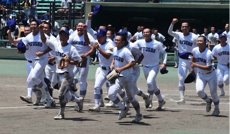 3年ぶり31回目の甲子園出場を決め、スタンドの声援に応える県岐阜商の選手たち＝岐阜市のぎふしん長良川球場で2025年7月28日午前11時47分、稲垣洋介撮影
