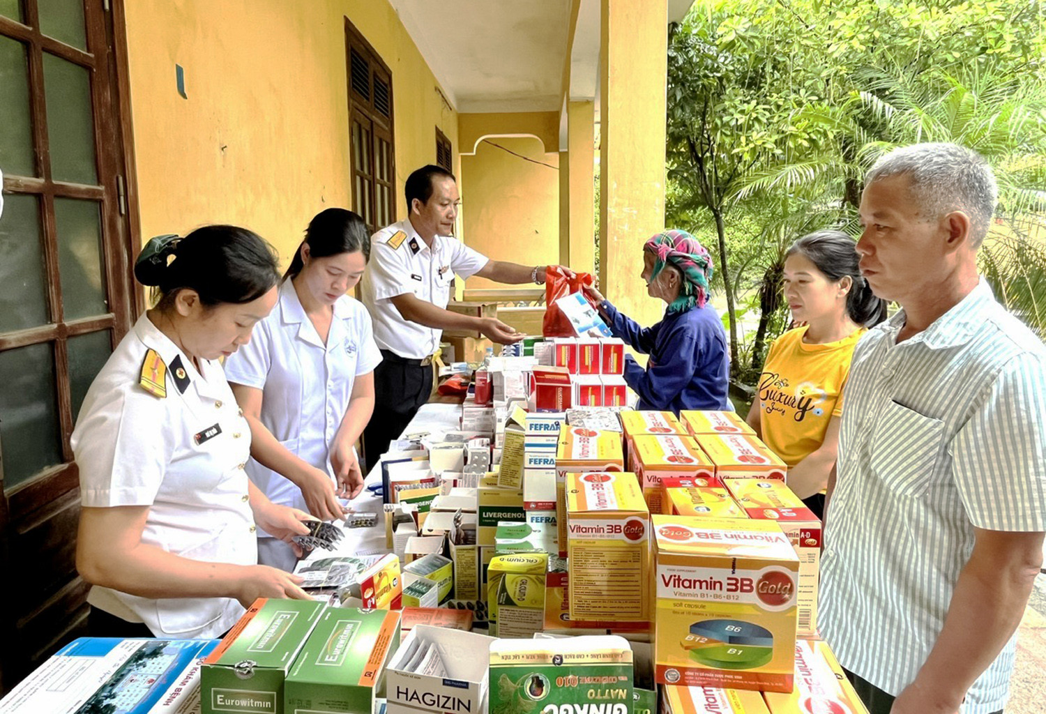 Bộ đội Hải quân tặng nhà tình nghĩa cho đồng bào dân tộc thiểu số ở Tuyên Quang