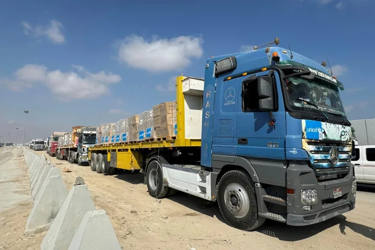 Trucks carrying humanitarian aid have begun to arrive at Gaza border crossings from Egypt and Jordan but aid agencies are urging Israel to further loosen access rules (-)