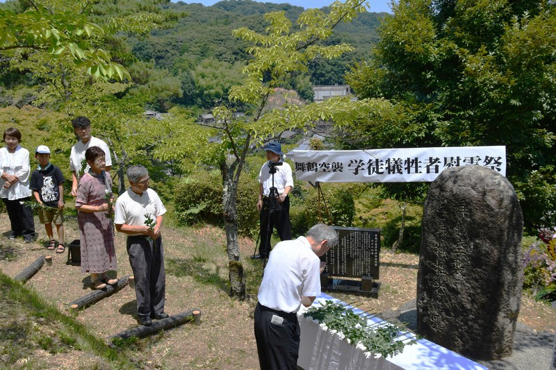 舞鶴空襲の犠牲者に献花する参列者たち＝舞鶴市の共楽公園で2025年7月29日午前11時50分、塩田敏夫撮影