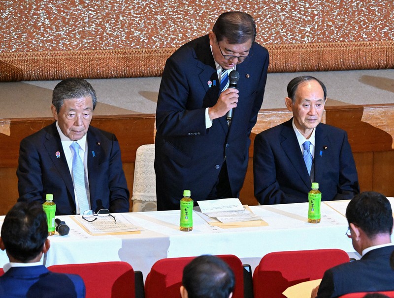 自民党の両院議員懇談会で、参院選の結果について陳謝する石破茂首相(中央)。左は森山裕幹事長、右は菅義偉副総裁=同党本部で2025年7月28日午後3時33分、平田明浩撮影