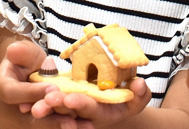 「お菓子発祥の地」でギネスに挑戦　お菓子の家に最多人数で飾り付け