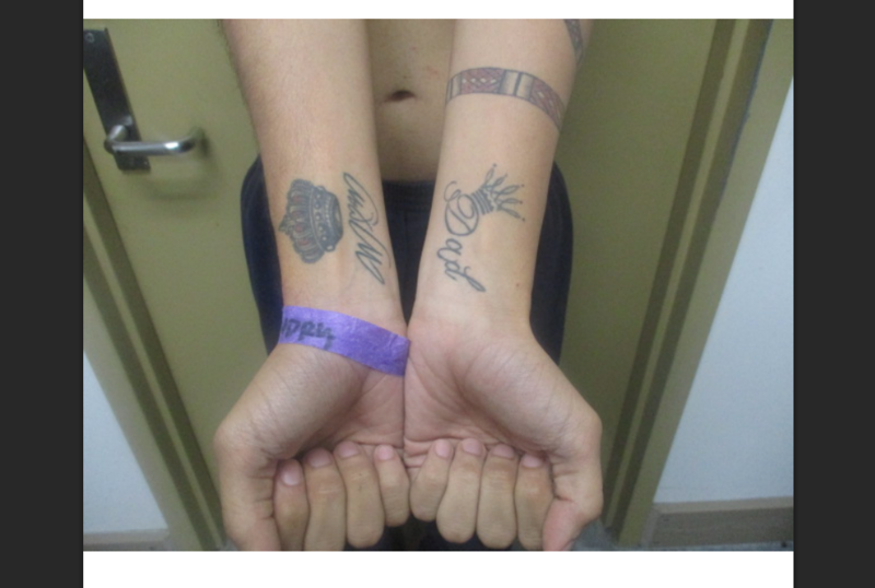 Tatuajes de coronas de Andry Hernández en ambas muñecas.
